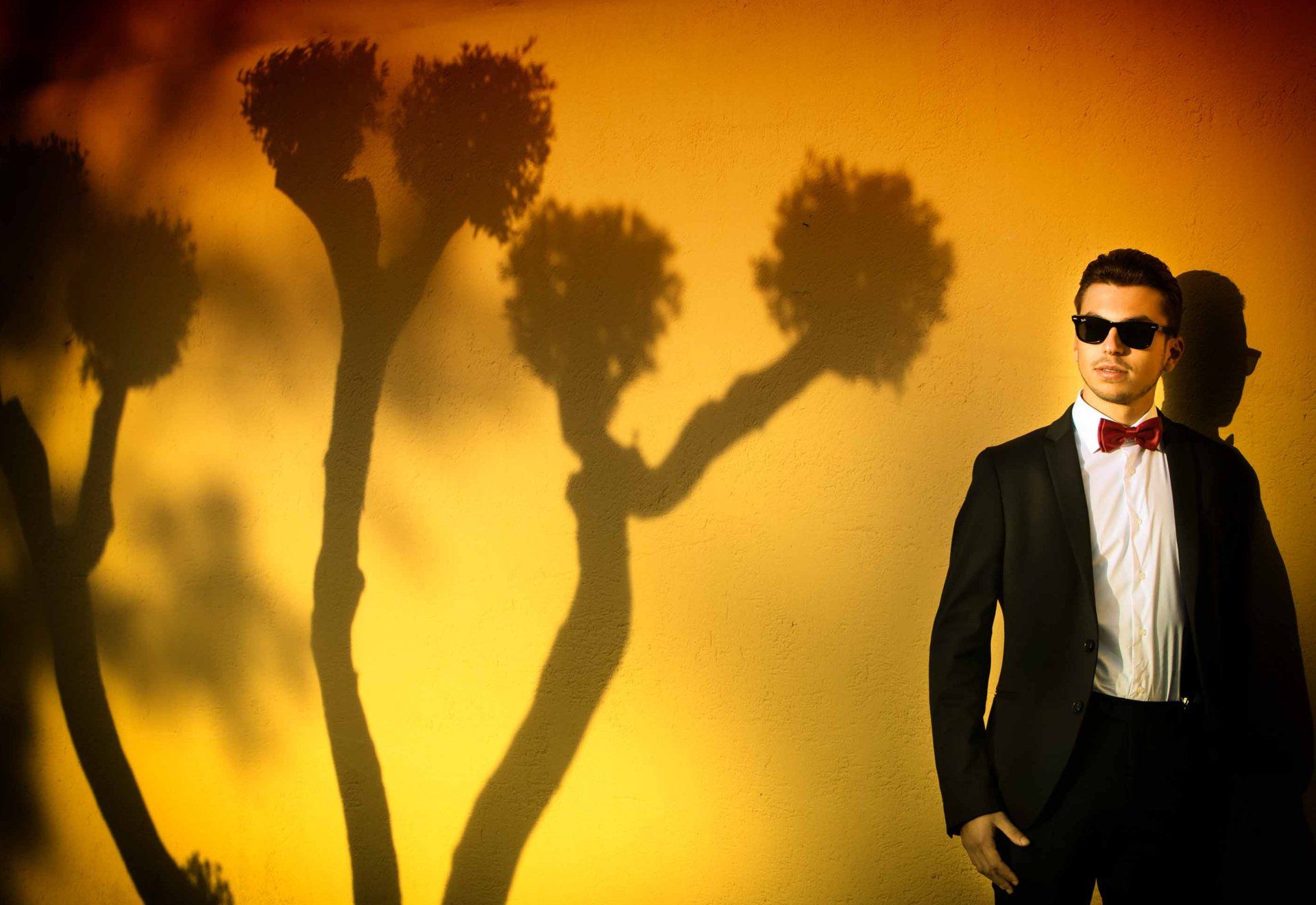 ragazzo su fondo arancione