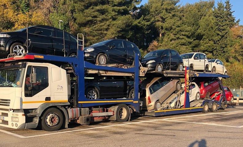 due auto sono parcheggiate una accanto all'altra sul lato della strada.