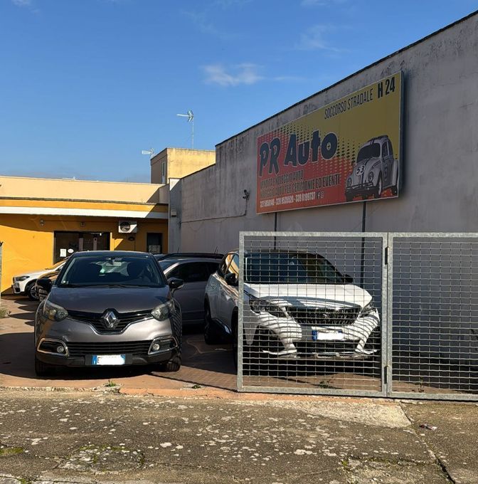 due auto sono parcheggiate una accanto all'altra sul lato della strada.