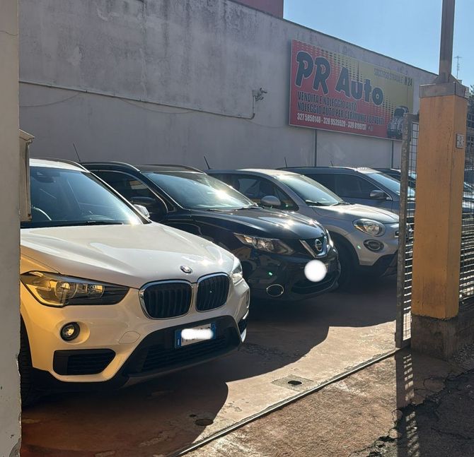 due auto sono parcheggiate una accanto all'altra sul lato della strada.