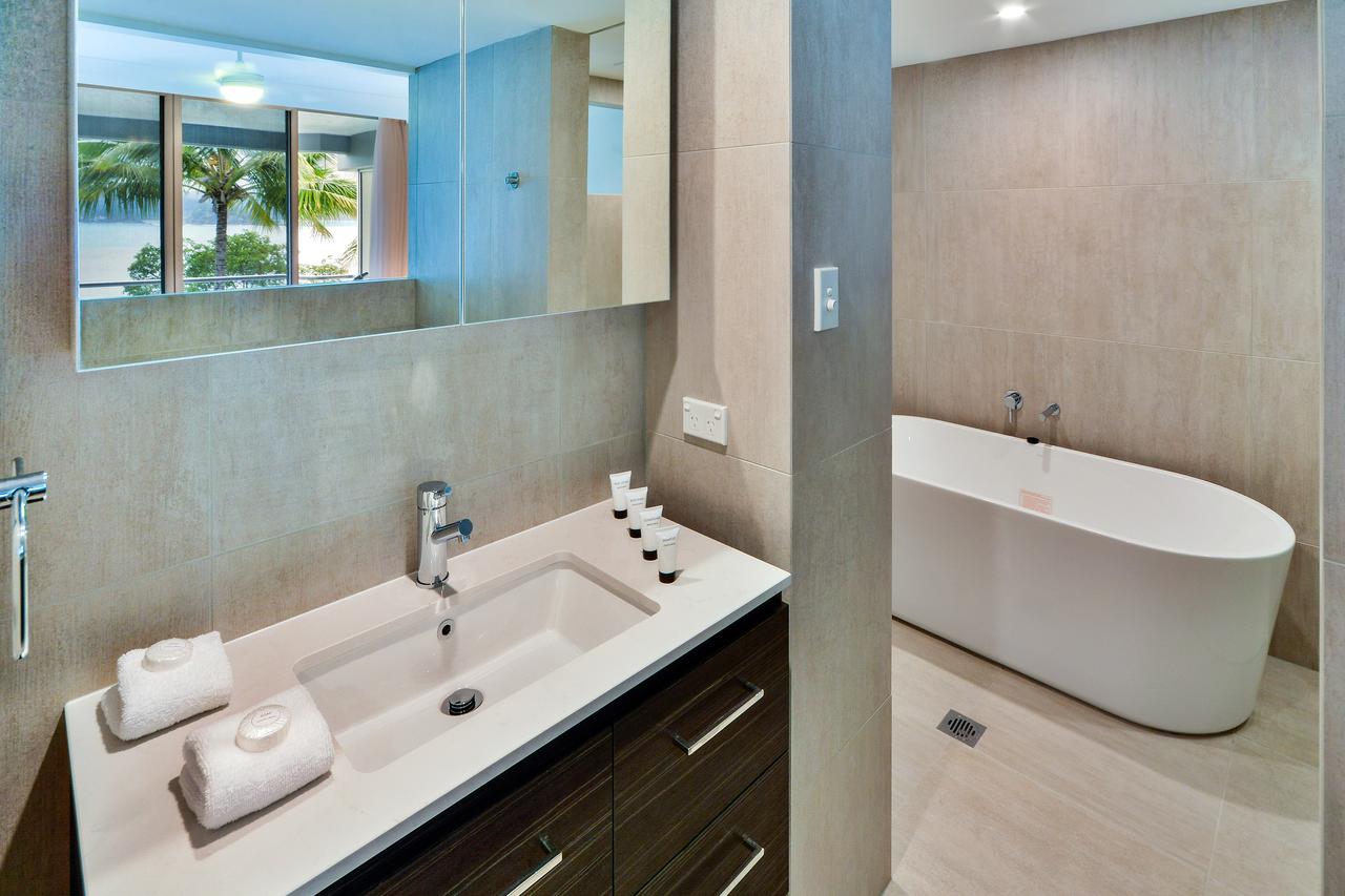 Modern Bathroom Cabinet & Bath