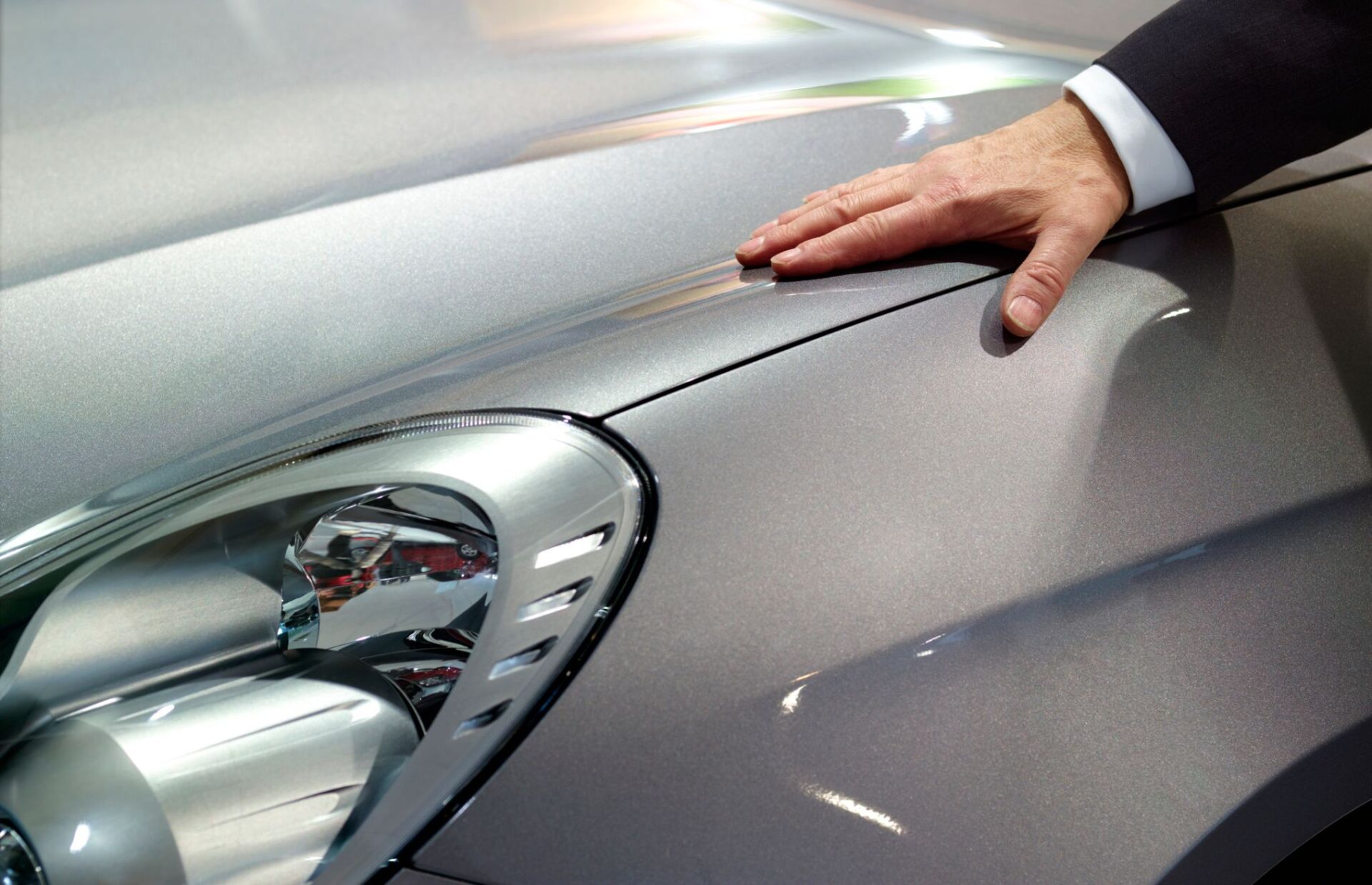 automobile con carrozzeria color grigio metallizzato