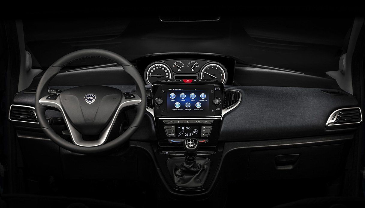 volante e comandi di un'automobile