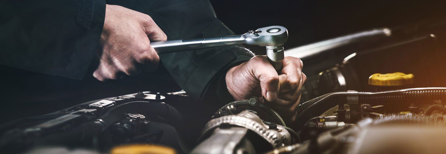 meccanico che ripara autovettura