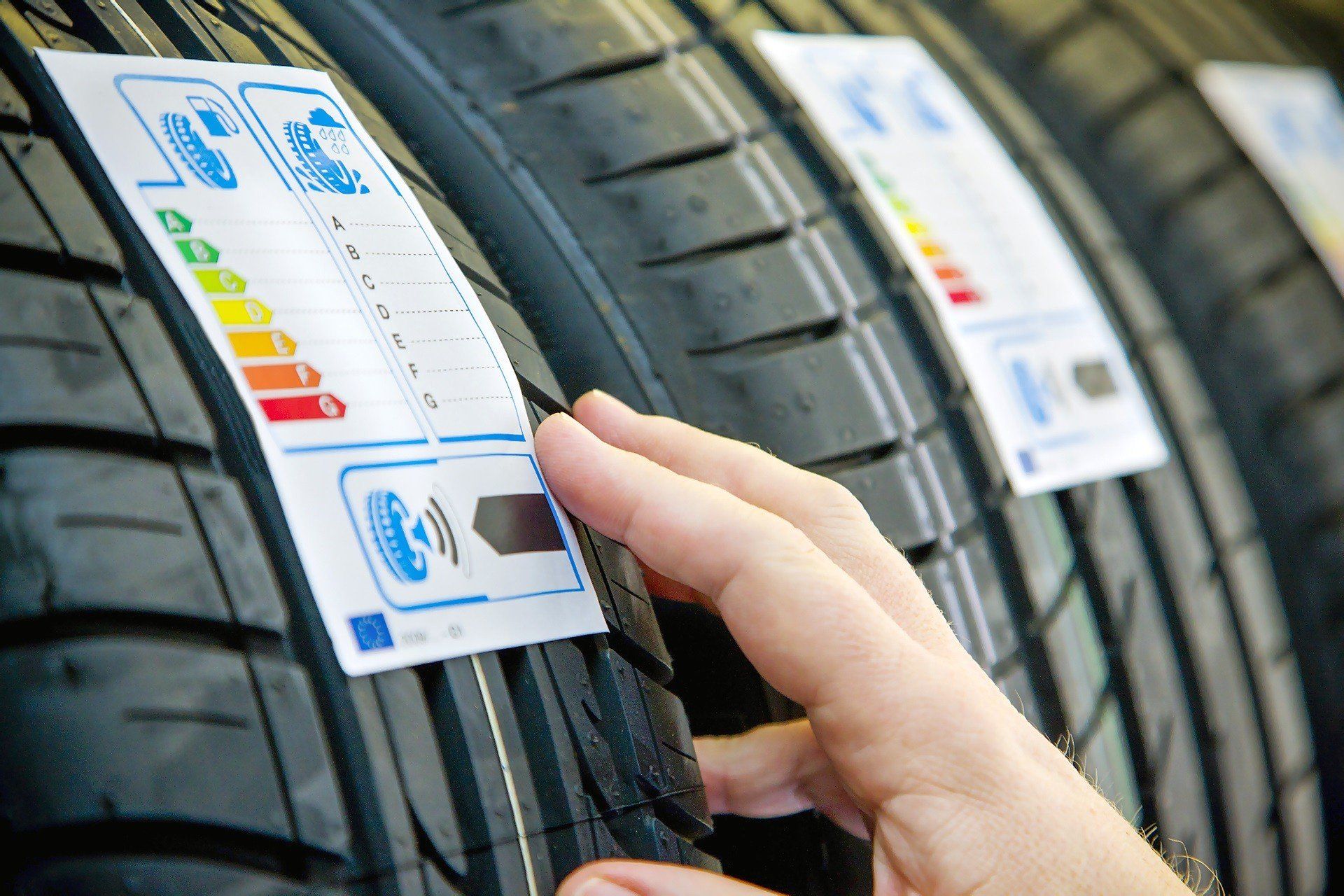 pneumatici con cartellino delle caratteristiche