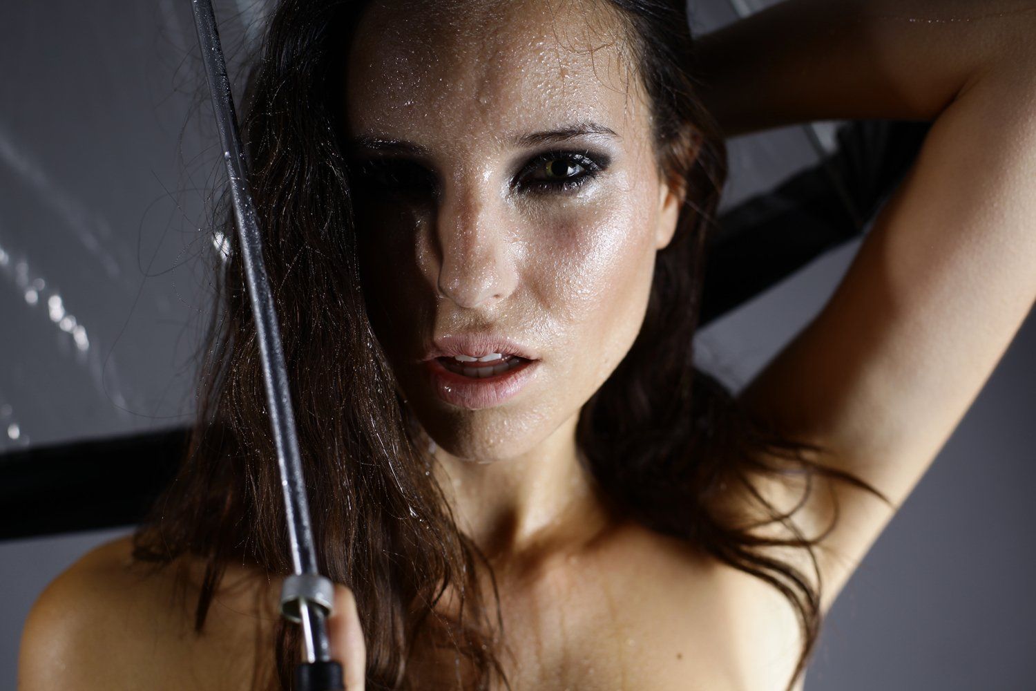 Eine Frau hält einen Regenschirm im Regen.