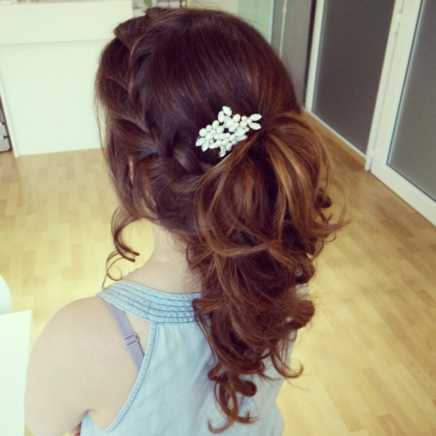 Eine Frau in einem blauen Tanktop hat ihr Haar zu einem Pferdeschwanz gebunden