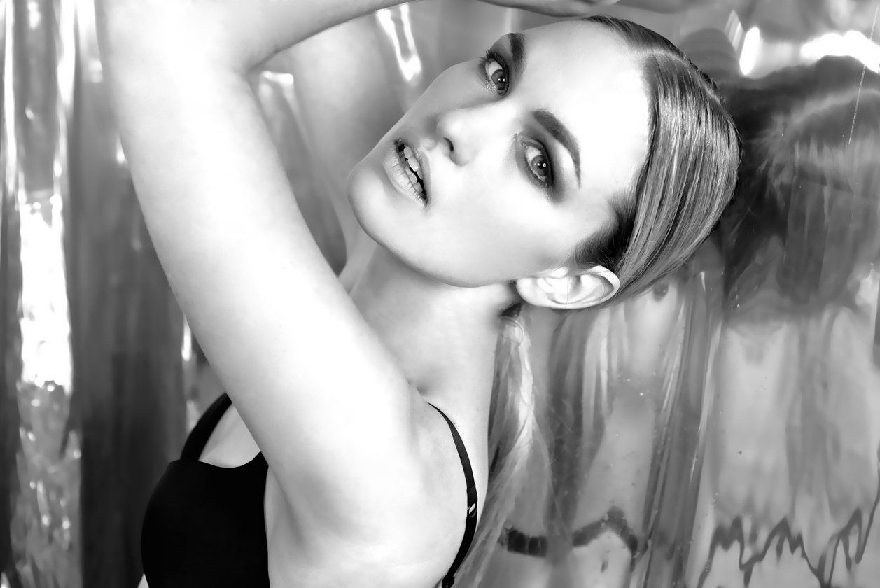 Ein Schwarzweißfoto einer Frau in einem schwarzen Tanktop.