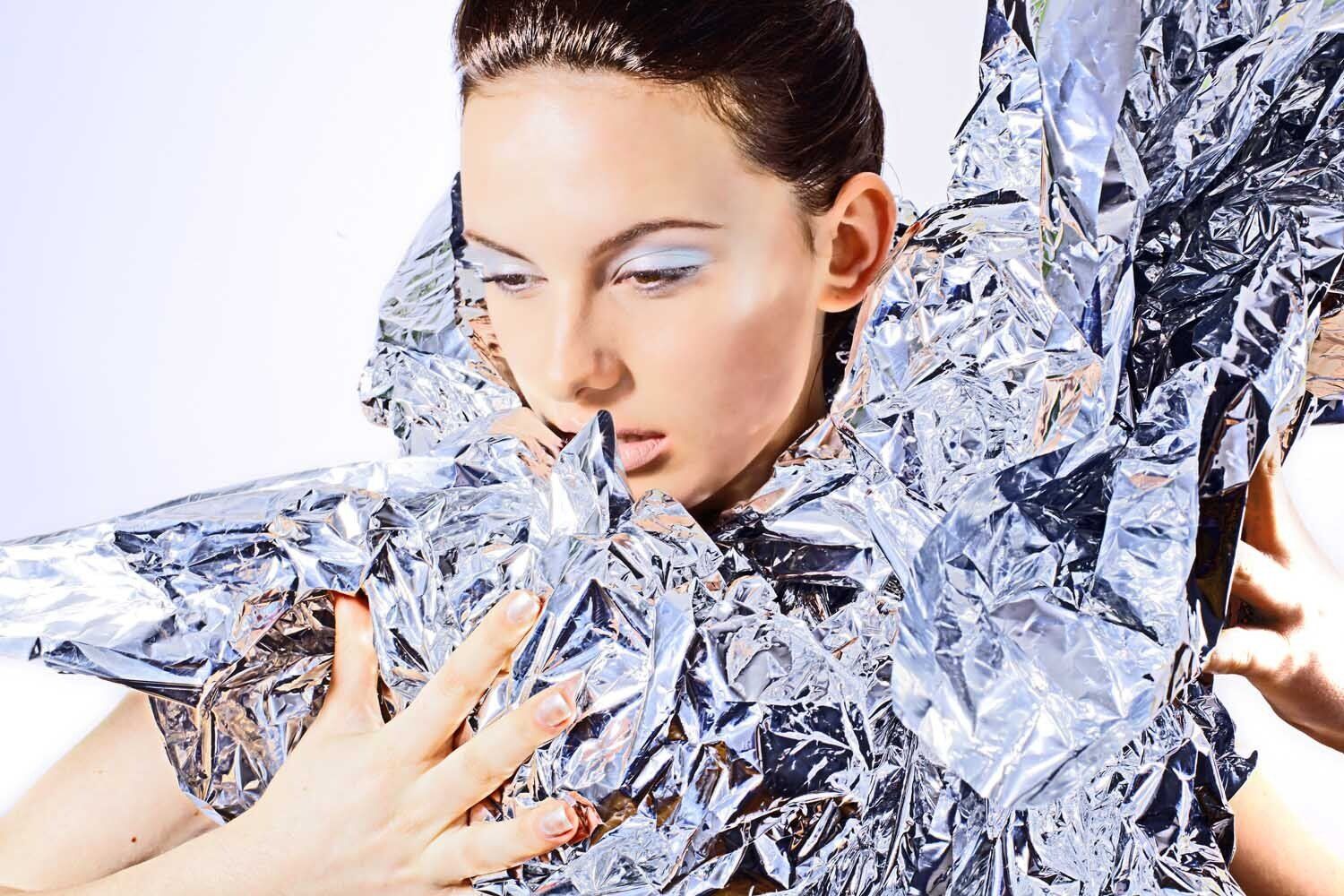 Eine Frau ist in ein Stück Aluminiumfolie eingewickelt.