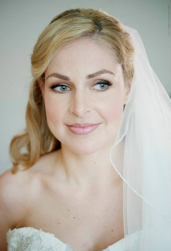 Eine Nahaufnahme einer Frau, die einen Schleier und ein Brautkleid trägt.