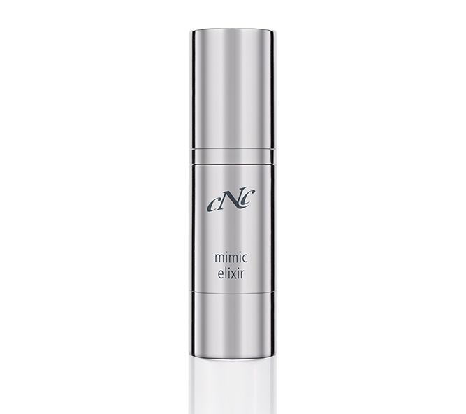 Eine silberne Flasche eines Kosmetikprodukts steht auf einer weißen Fläche.