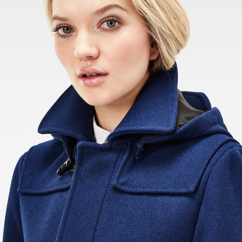 Eine Frau, die einen blauen Mantel mit Kapuze trägt
