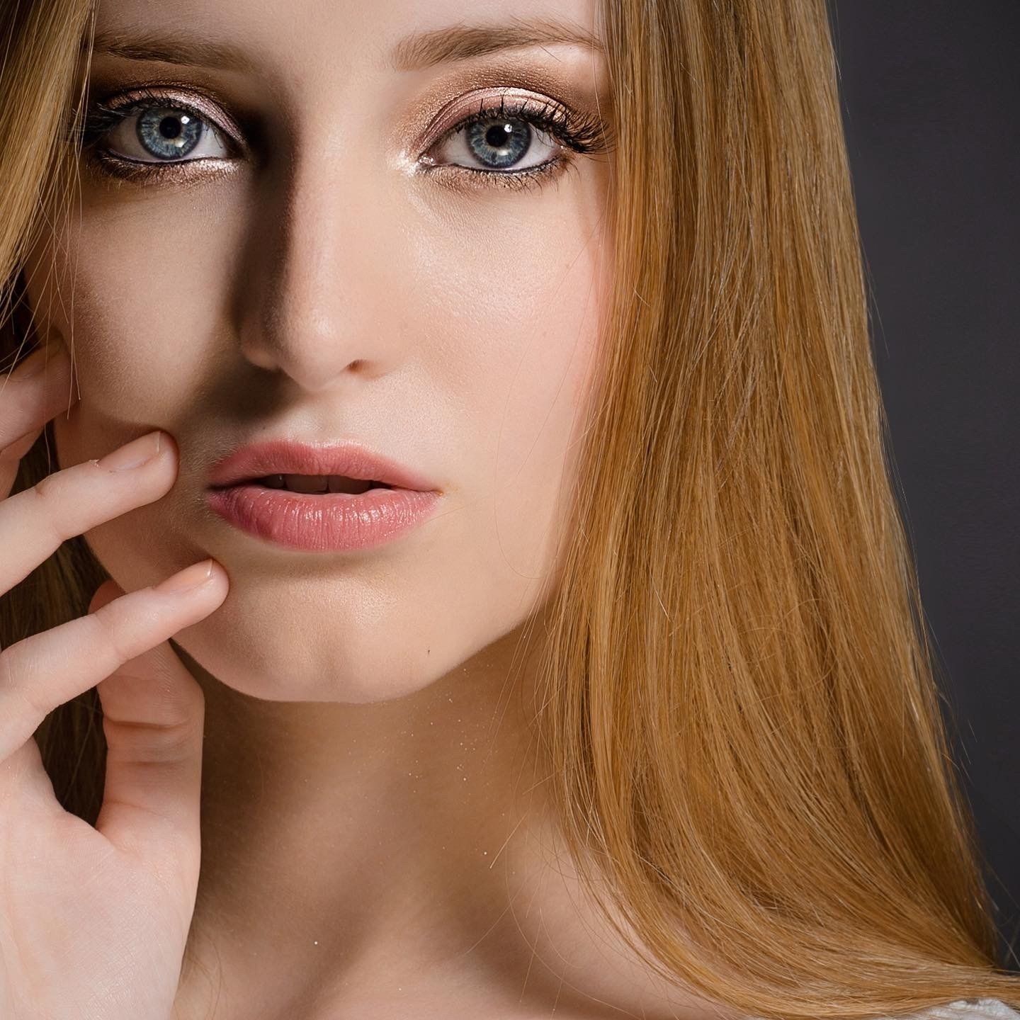 Eine Nahaufnahme des Gesichts einer Frau mit der Hand auf dem Gesicht