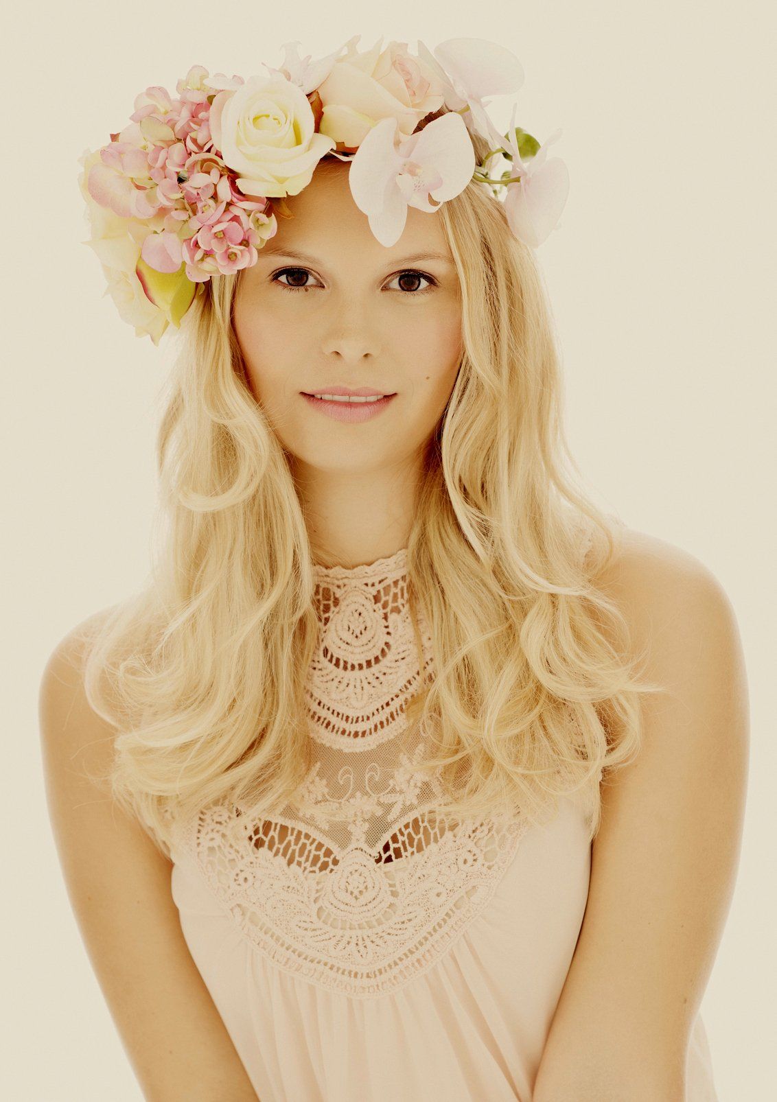 Eine Frau, die eine Blumenkrone auf dem Kopf trägt