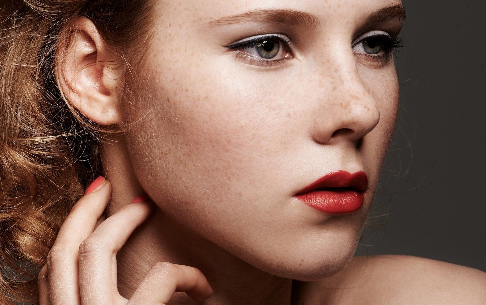 Eine Nahaufnahme des Gesichts einer Frau mit rotem Lippenstift.