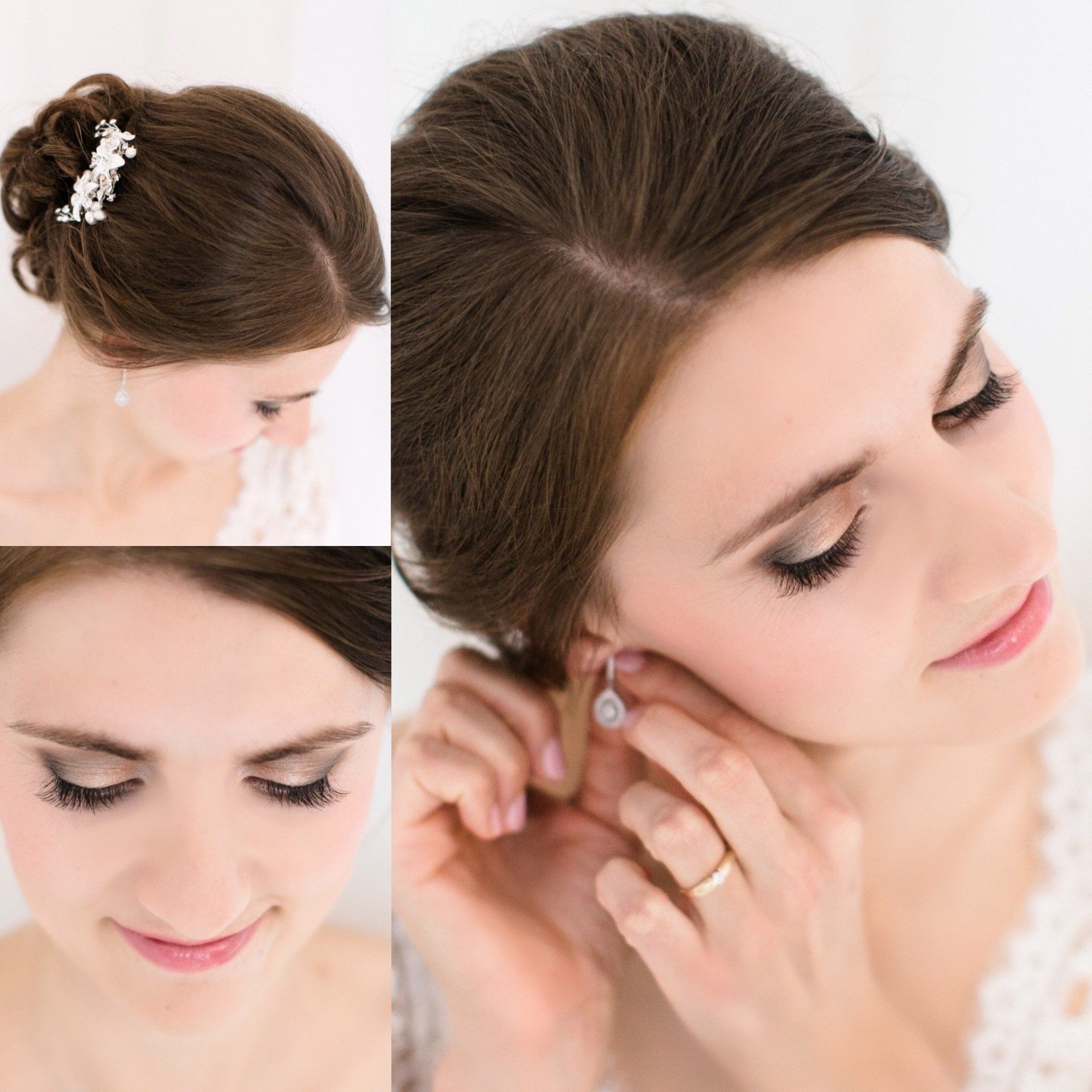 Eine Frau trägt Ohrringe und einen Ring am Finger.