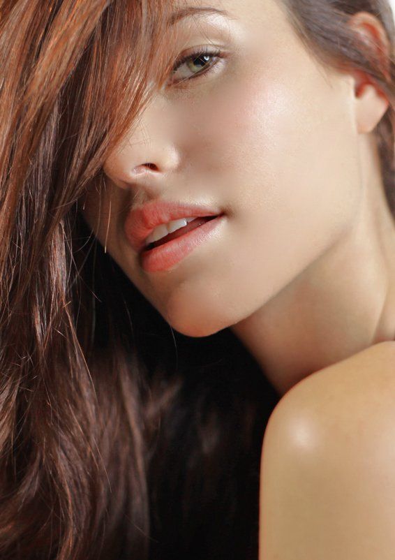 Eine Nahaufnahme des Gesichts einer Frau mit langen Haaren.