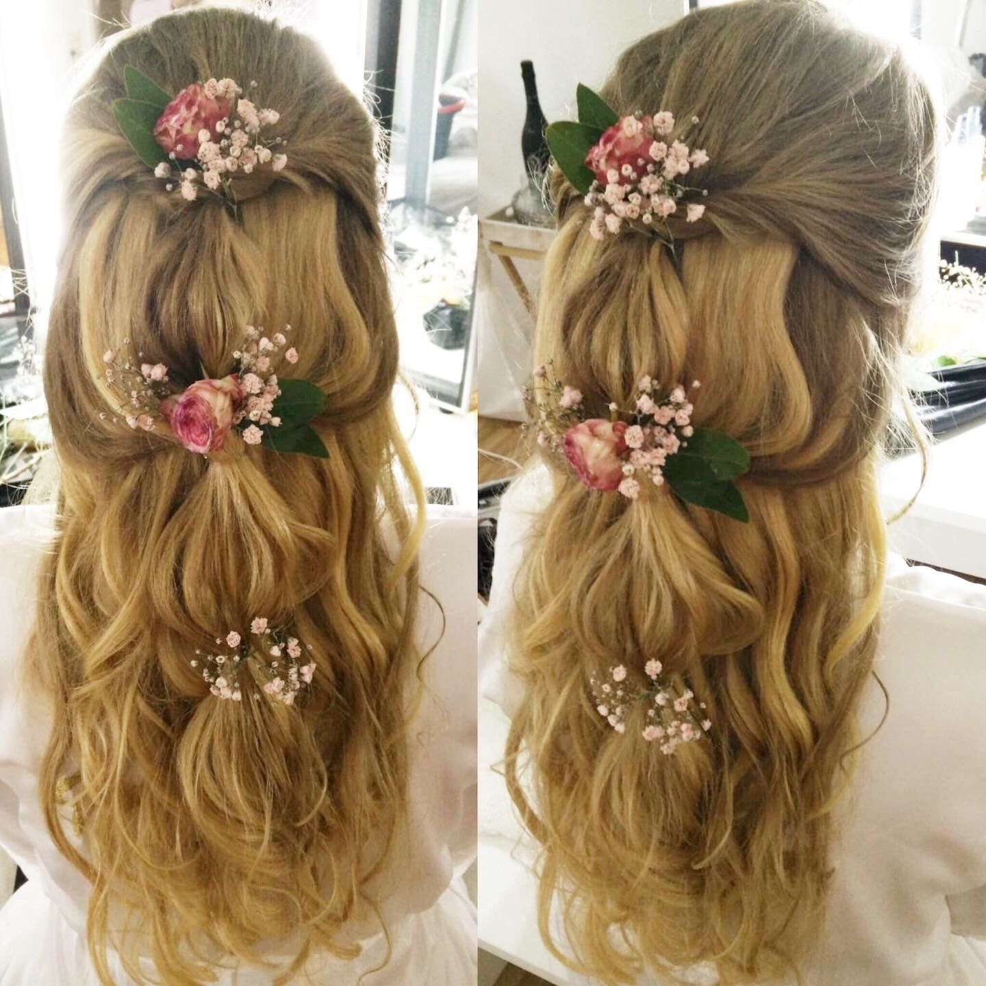 Zwei Bilder von Frauenhaaren mit Blumen darin