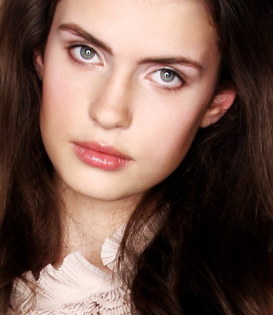 Eine Nahaufnahme des Gesichts einer Frau mit langen Haaren