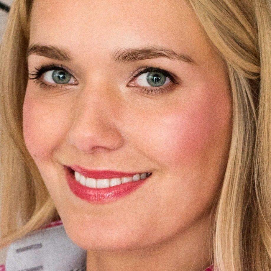 Eine Nahaufnahme des Gesichts einer Frau mit einem Lächeln im Gesicht