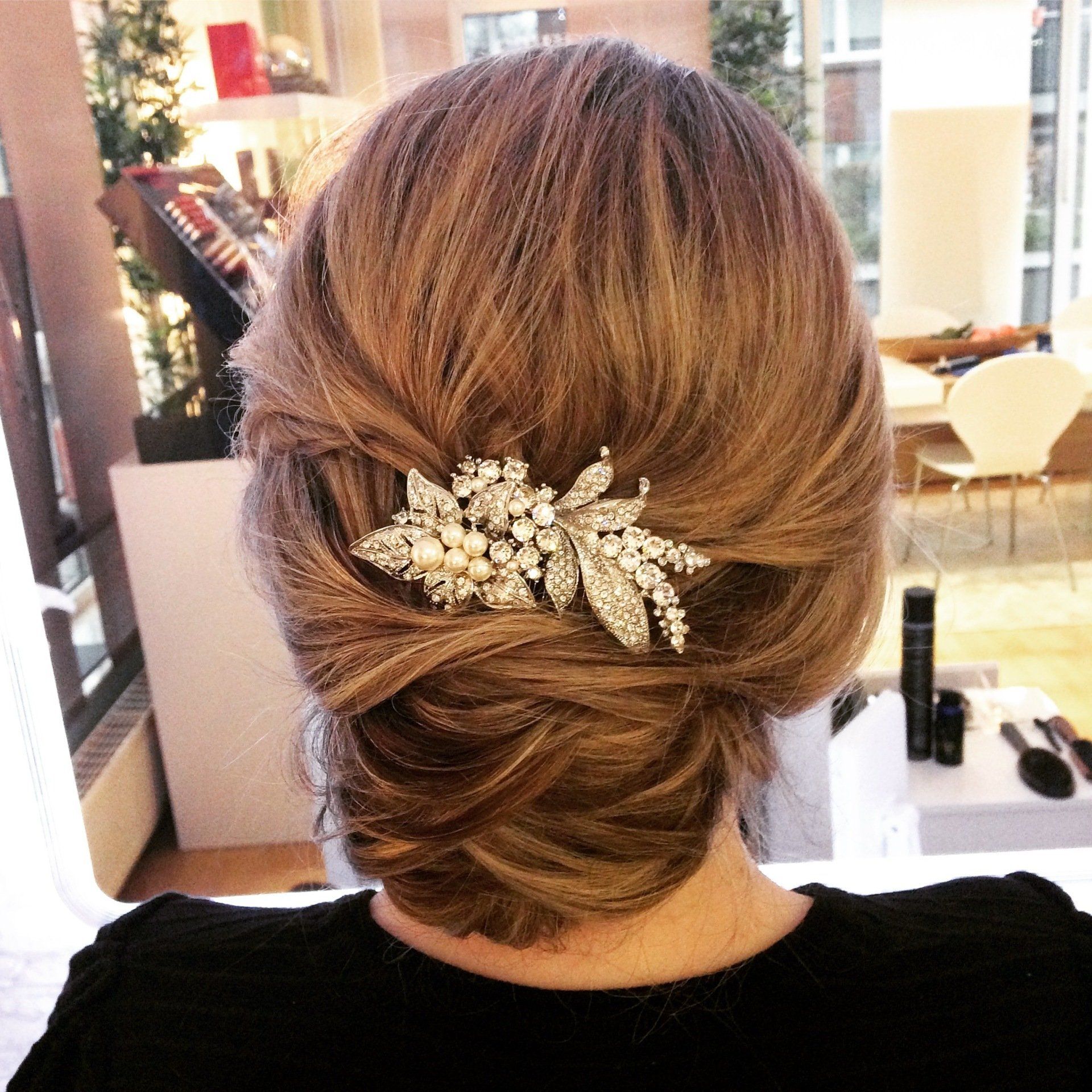 Eine Frau trägt einen Kamm im Haar