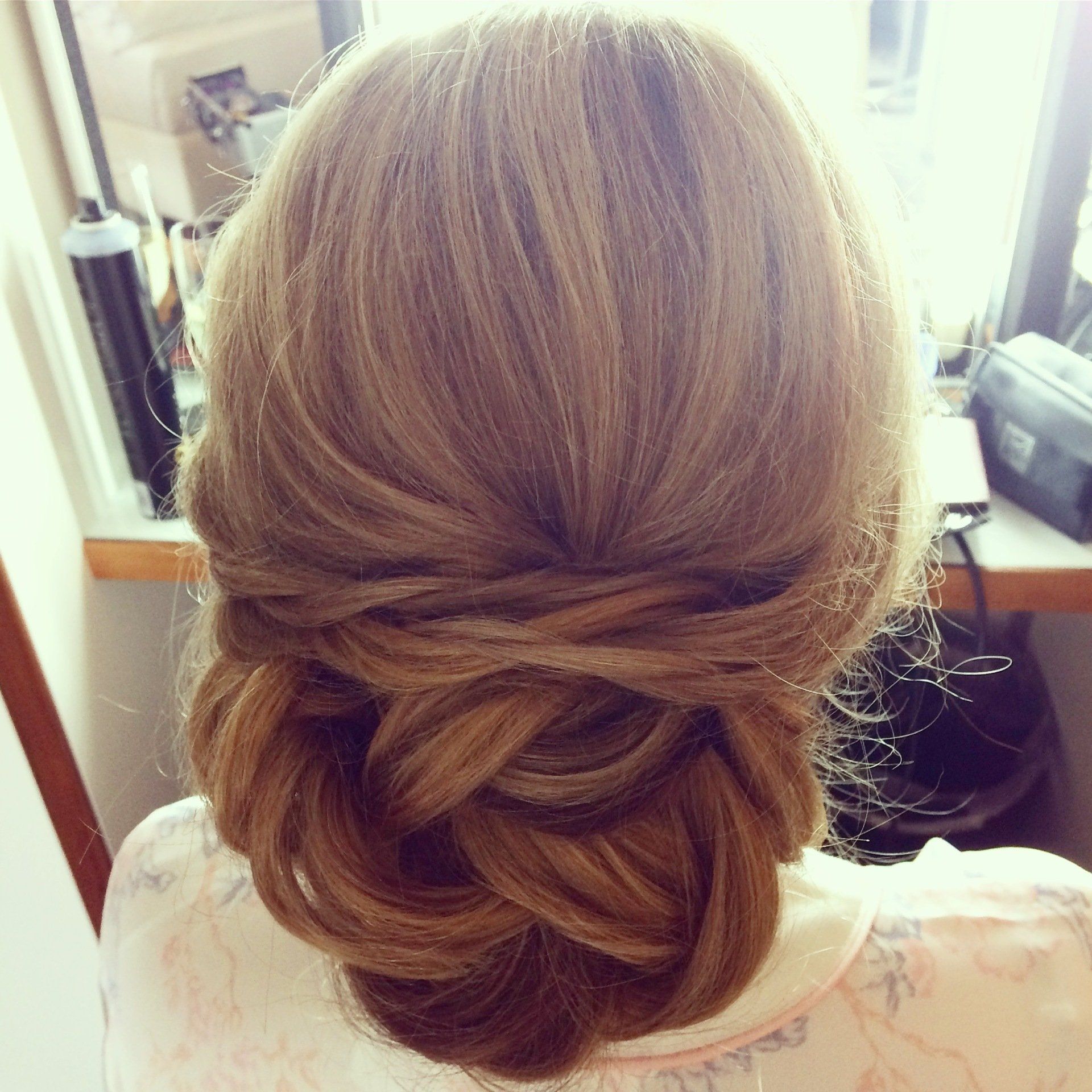 Der Hinterkopf einer Frau mit einem geflochtenen Dutt