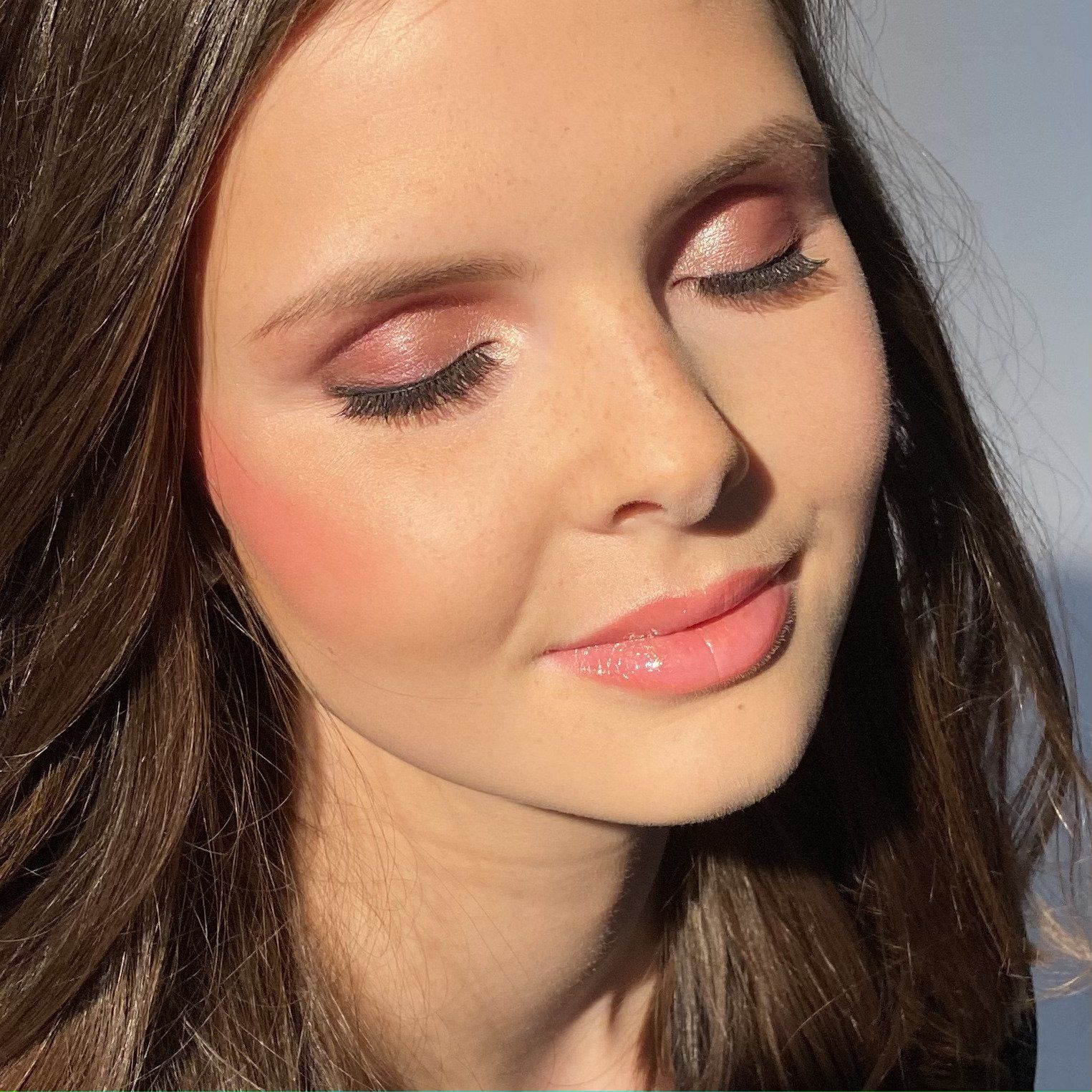 Eine Nahaufnahme des Gesichts einer Frau mit geschlossenen Augen