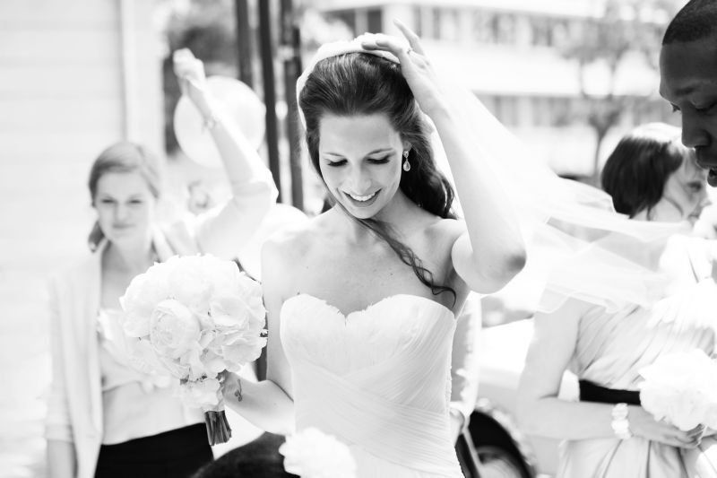 Ein Schwarzweißfoto einer Braut und ihrer Brautjungfern