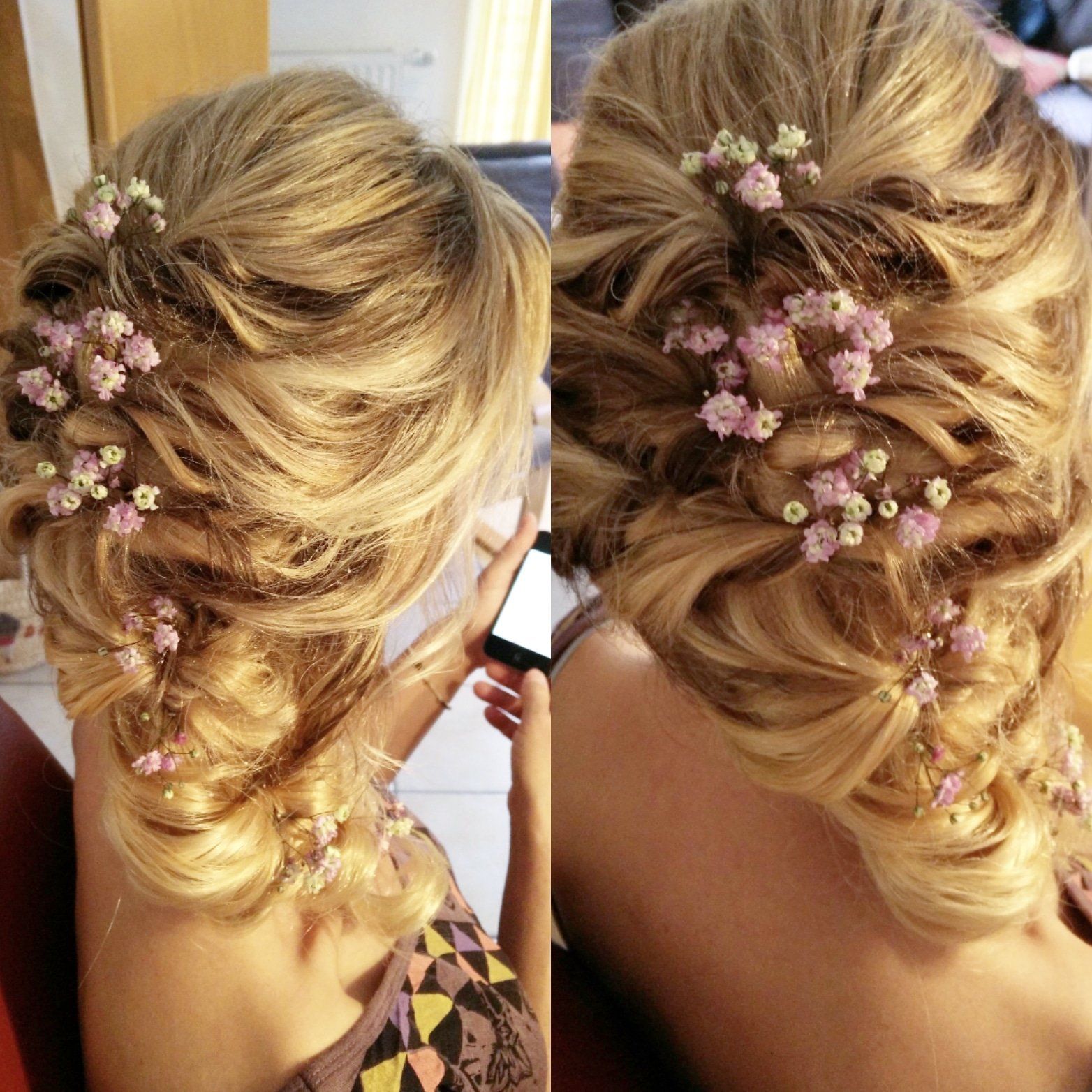 Eine Frau mit Blumen im Haar hält ein Handy