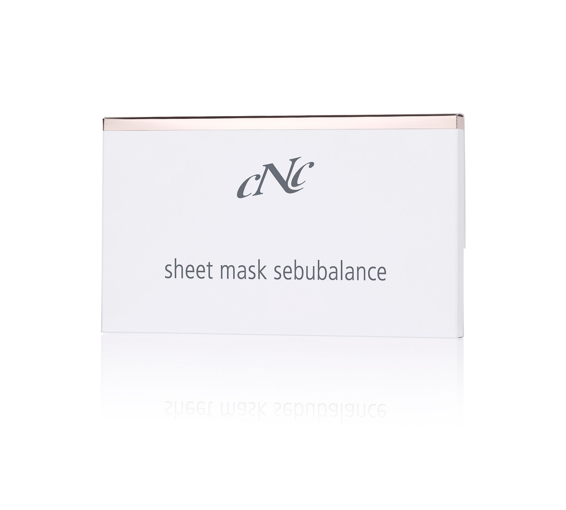 Eine Schachtel mit der Tuchmaske Sebibalance auf weißem Hintergrund.