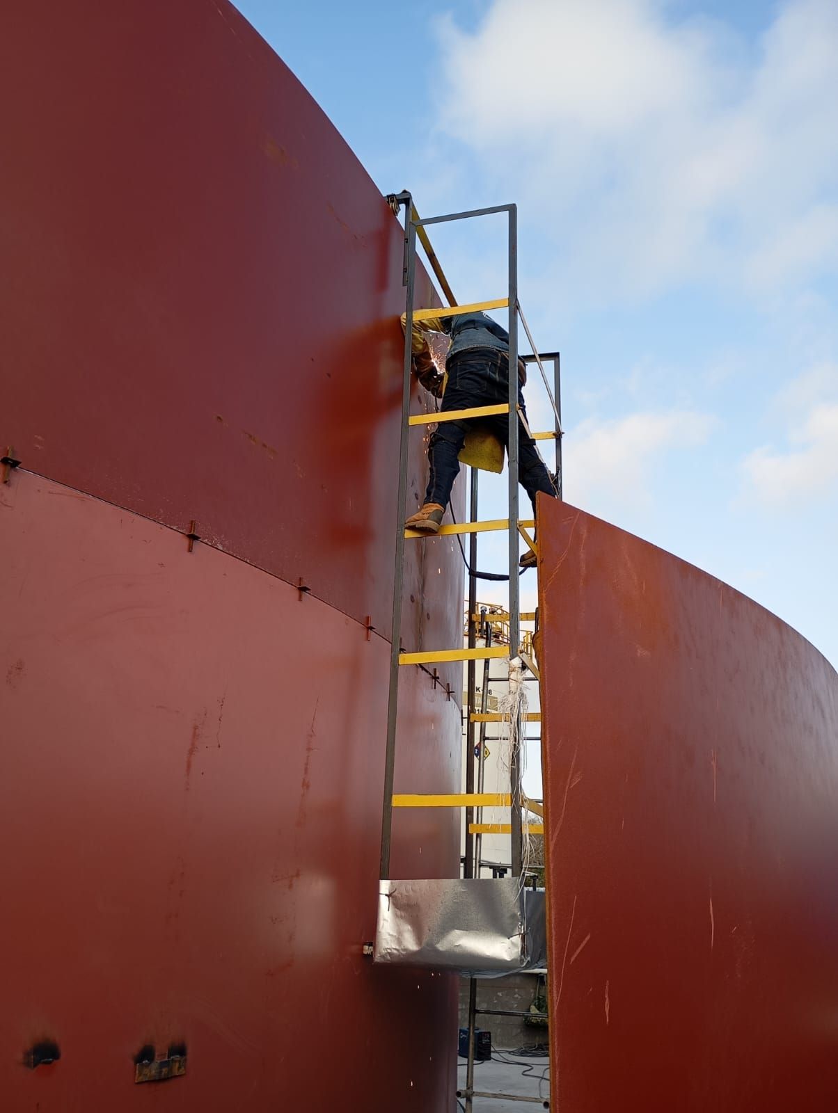 Trabajadores vertiendo hormigón desde un camión hormigonera en una obra de construcción.