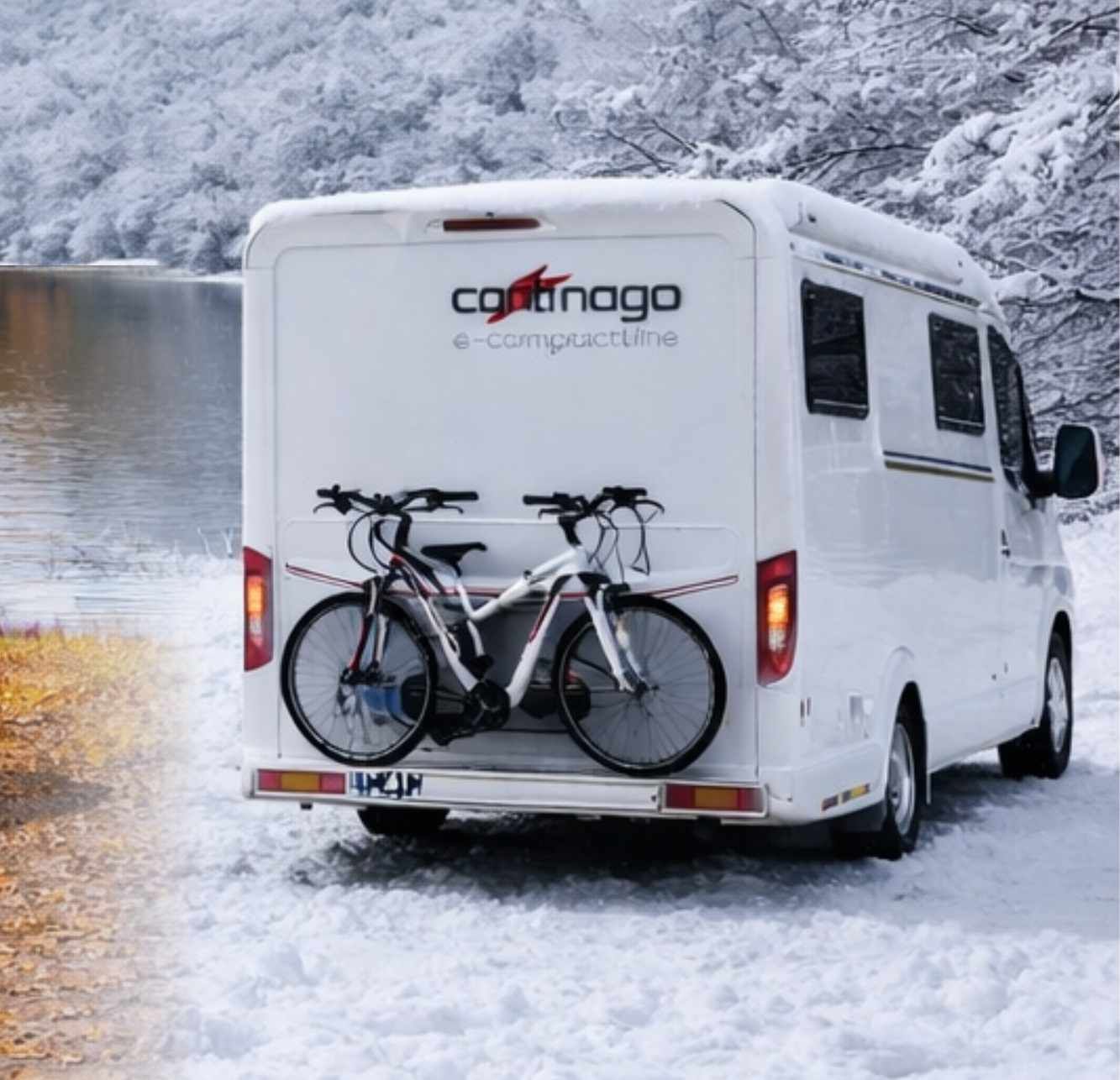 Ein weißes Wohnmobil der Marke Ahorn steht auf einem sandigen Untergrund in Strandnähe. Am Heck sind zwei Fahrräder auf einem Fahrradträger montiert. Ein Mann in sommerlicher Kleidung und mit Kappe räumt etwas in ein seitliches Staufach des Wohnmobils. Der Himmel ist blau mit weißen Wolken, und eine grüne, halbtransparente Grafik überlagert einen Teil des Bildes.