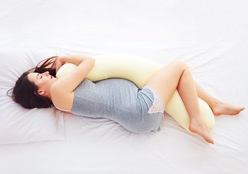 donna in cinta che dorme