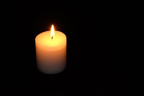 candela accesa per lutto
