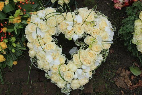 composizione floreale funebre a forma di cuore