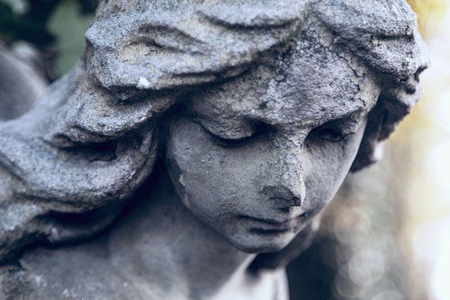 statua di un angelo in un cimitero