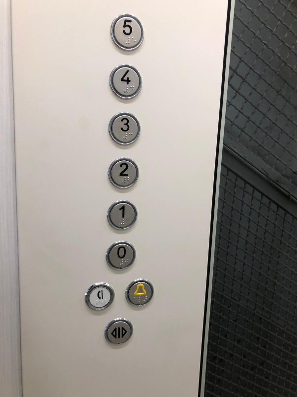 pulsantiera di un ascensore con tasti tondi