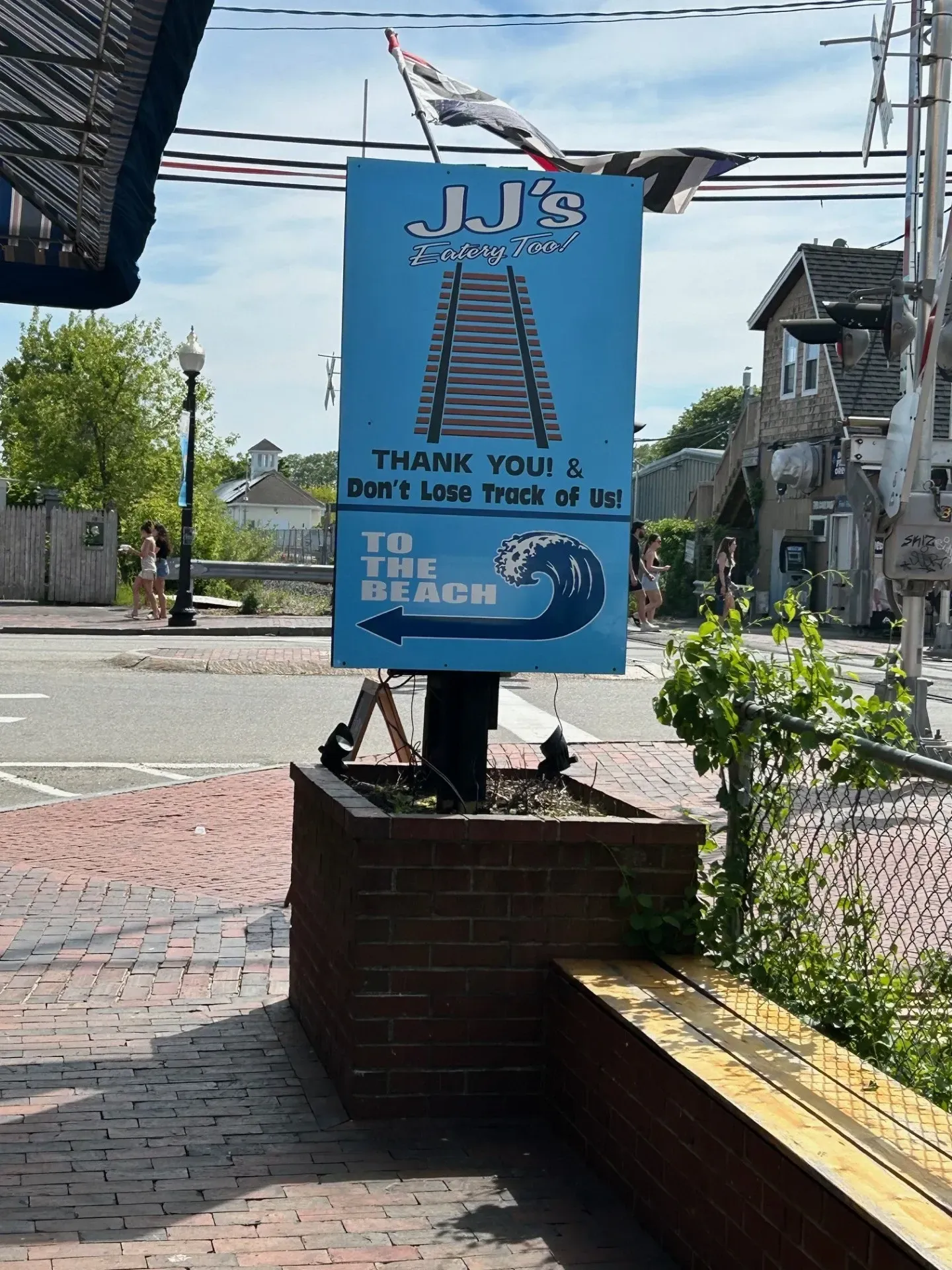 A blue sign that says jj 's on it