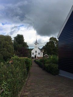 witte kerk Durgerdam Foto door Ymkje Rypkema, Fietsvaarvakantie 2018, Intersail reizen