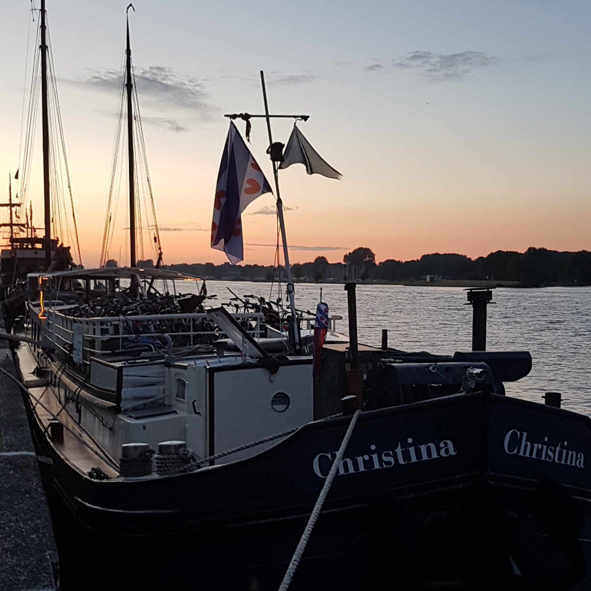 witte kerk Durgerdam Foto door Ymkje Rypkema, Fietsvaarvakantie 2018, Intersail reizen