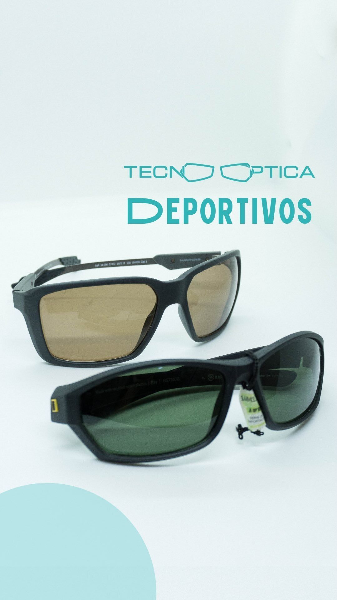 Dos pares de gafas de sol deportivas. Una con lentes marrones y otra con lentes verdes, sobre fondo verde azulado y blanco.