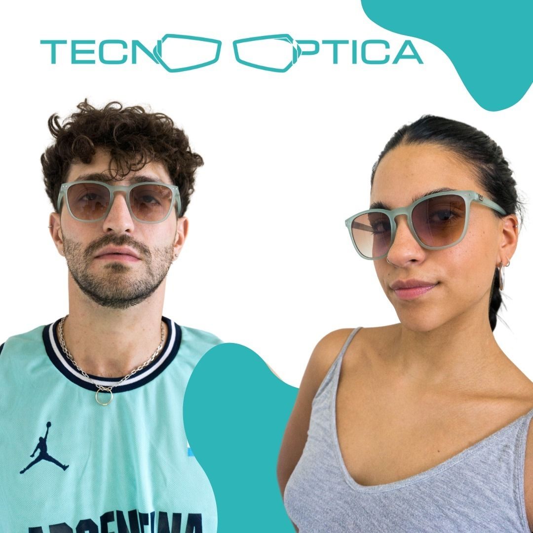 Dos personas con gafas tintadas, fondo turquesa con el logotipo