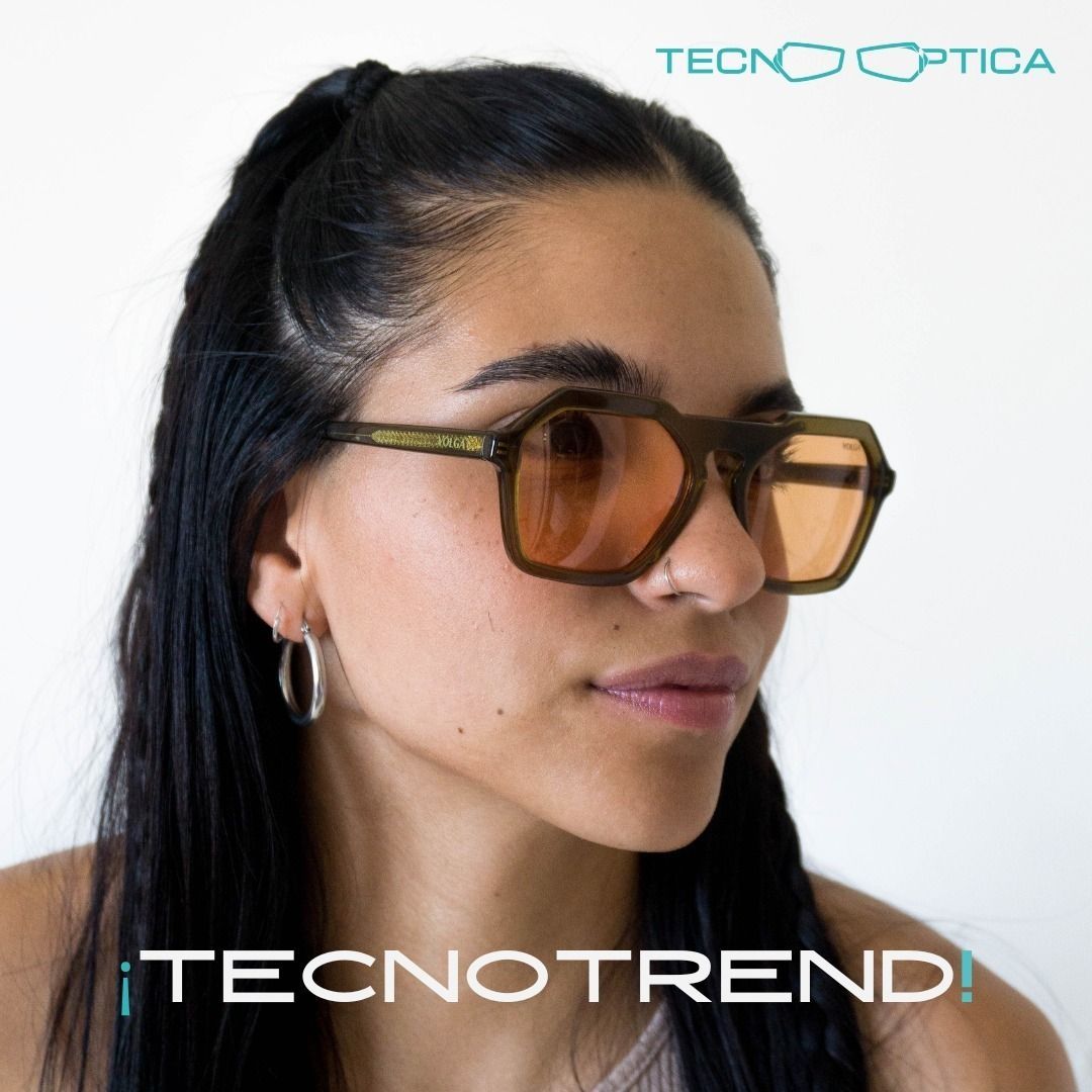 Mujer con gafas de sol color marrón; anuncio de