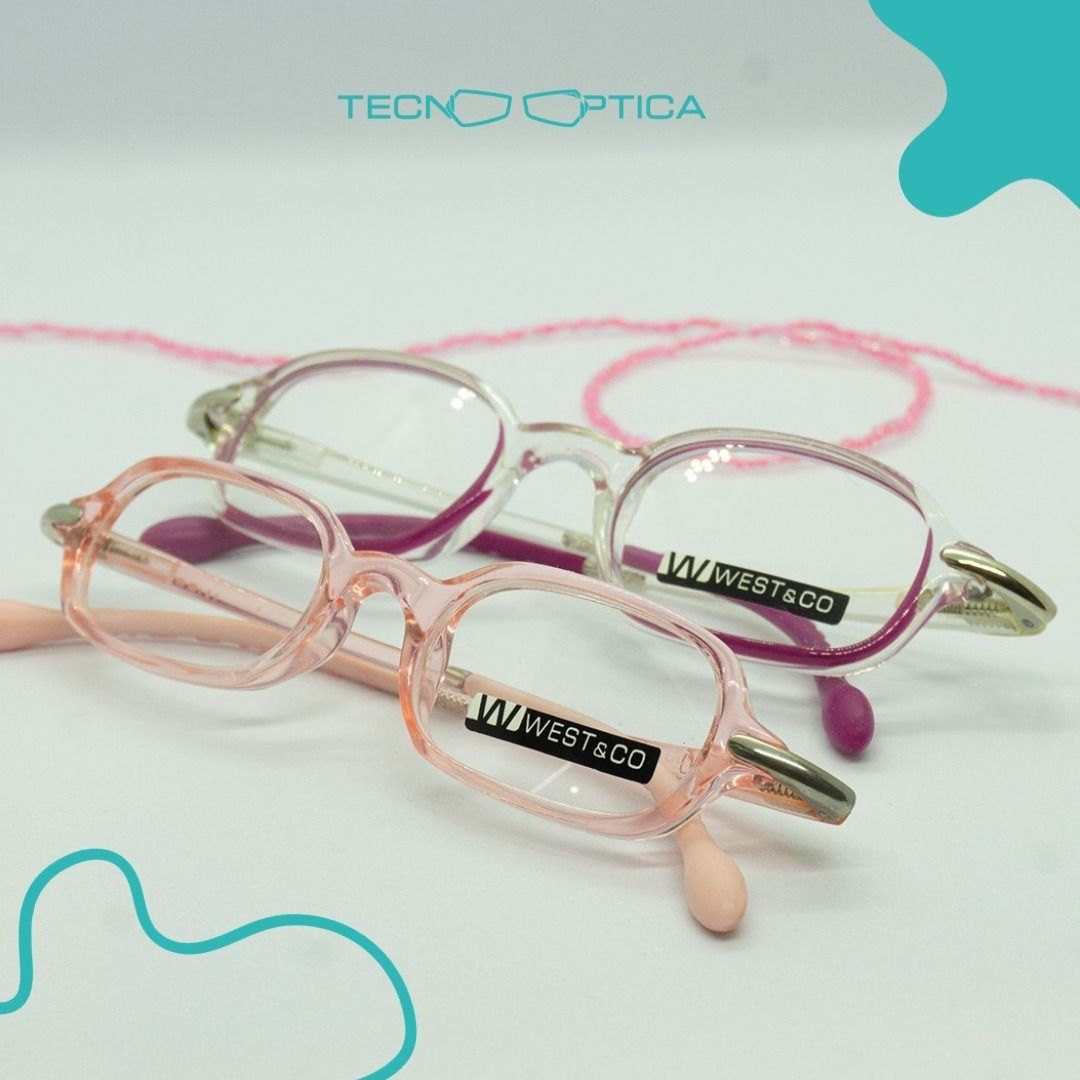 Dos pares de anteojos rosas apilados sobre una superficie blanca, con una cuerda rosa en el fondo y un logotipo en la esquina superior izquierda.