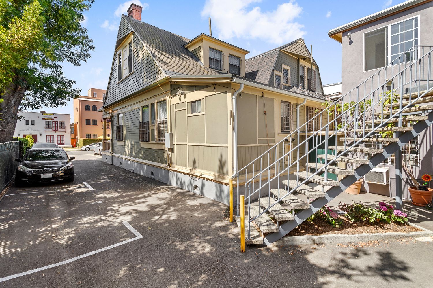 Find homes for rent near USC with pet-friendly options.