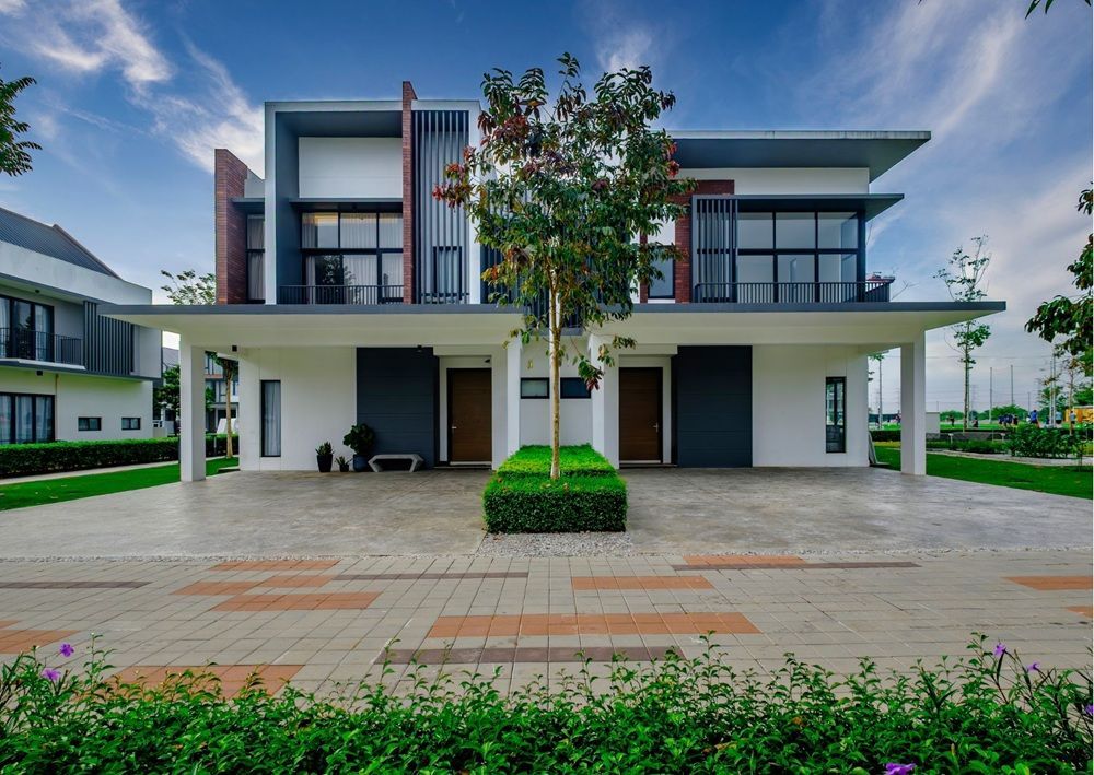 Modern semi-detached houses with flat roofs, vertical cladding, balconies, and landscaped paved cour