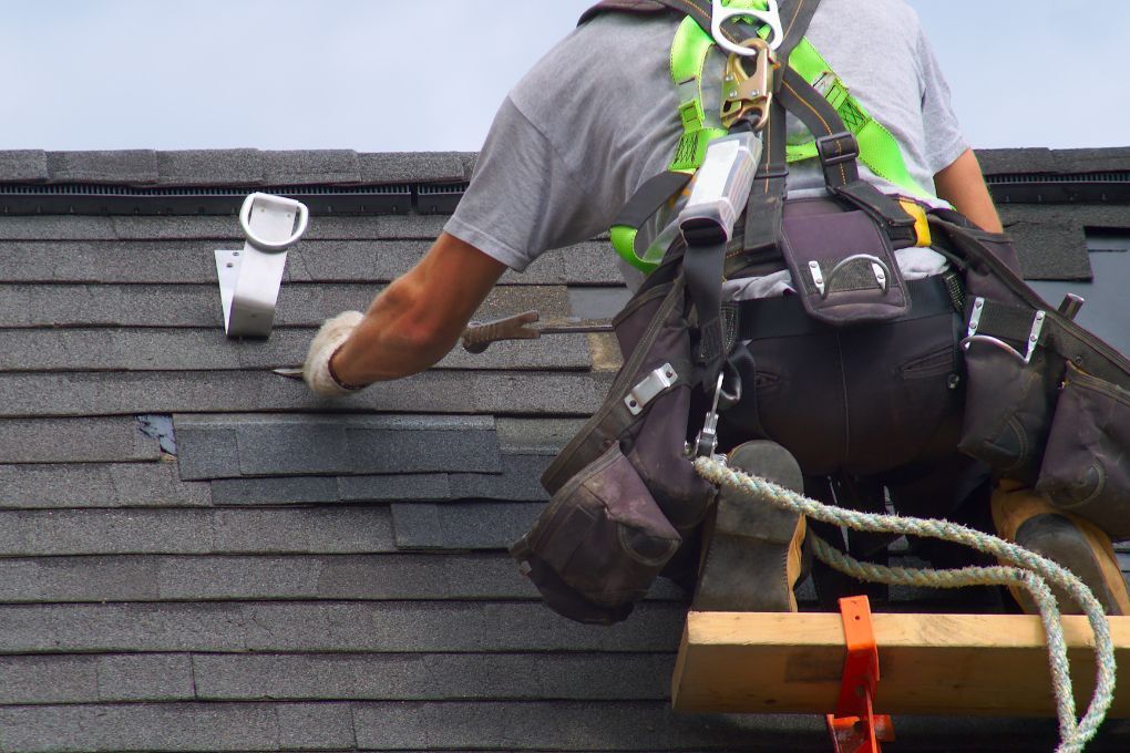 Roofers Kilmarnock repairing roof tiles