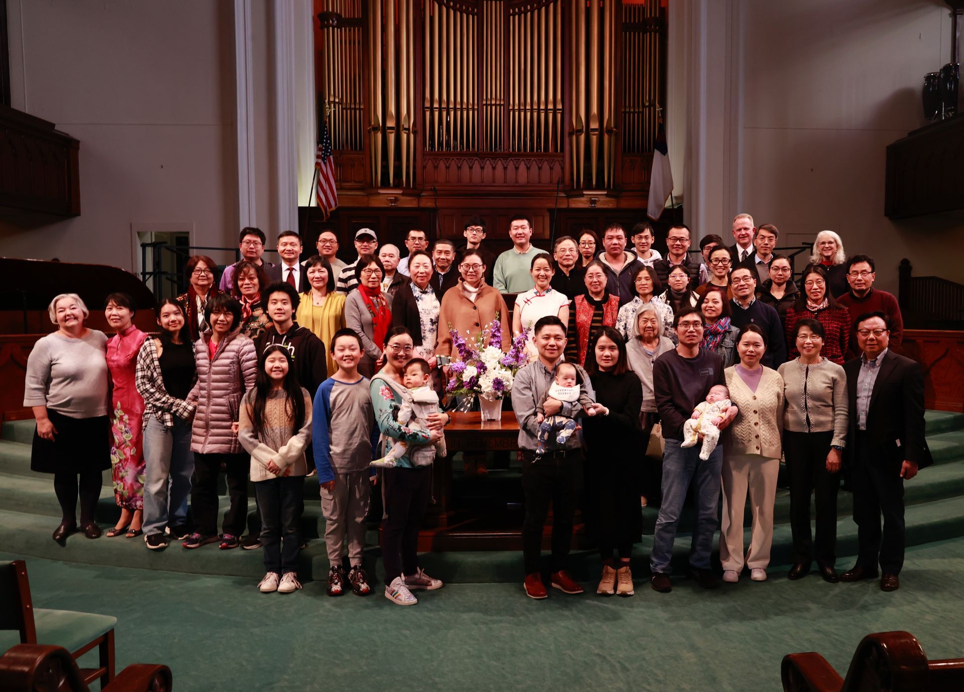 礼拜结束后，中国会众在圣殿里一同微笑着。