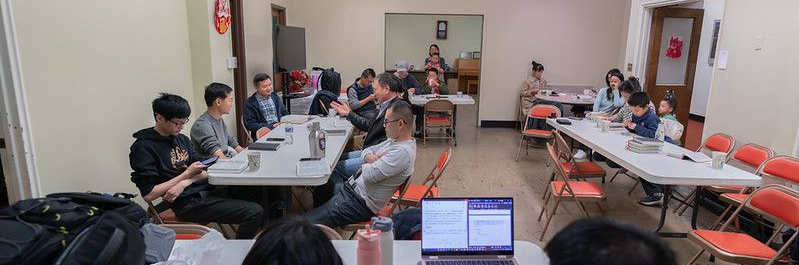 华人会众共同研读并探讨《圣经》。
