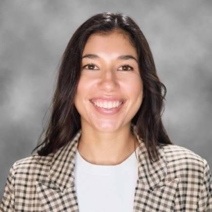 Head shot of Isabel Puri